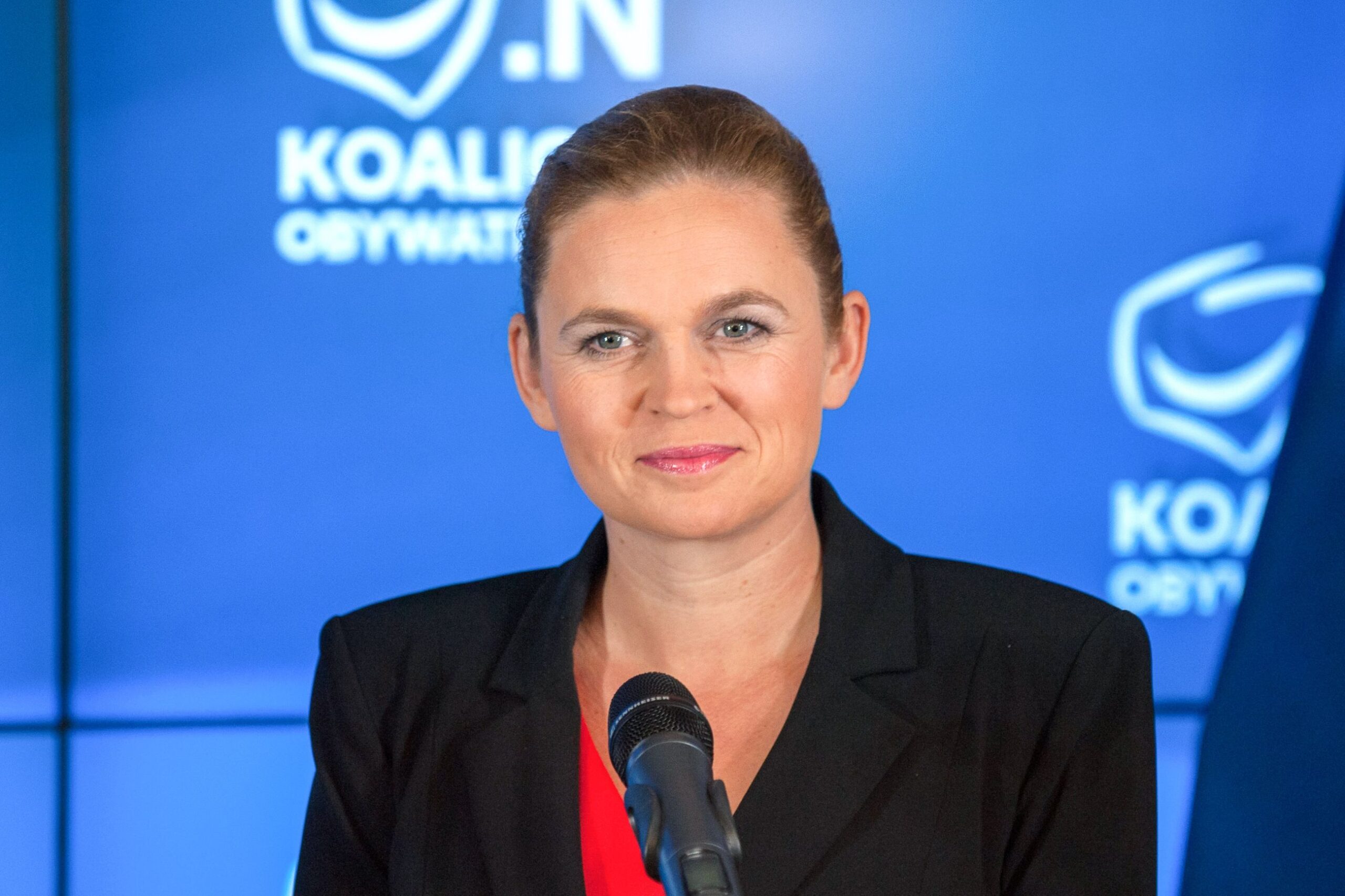 Zakaz telefonów w szkołach? Jest haczyk. Nowacka odpowiada na wątpliwości