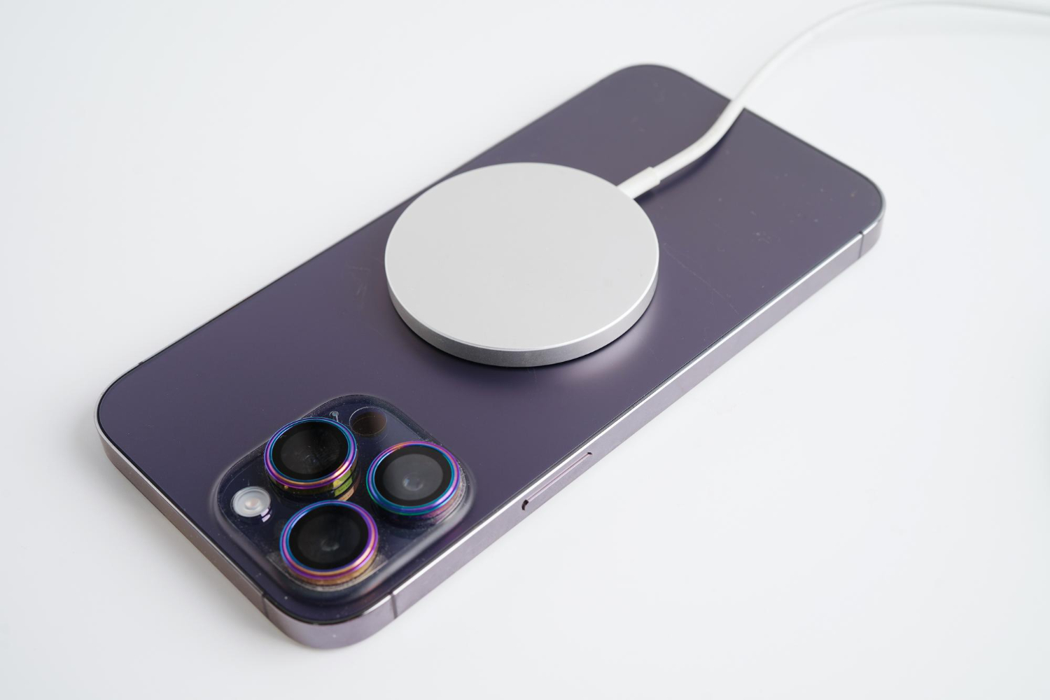 Magia magnesów – czy MagSafe działa przez etui?